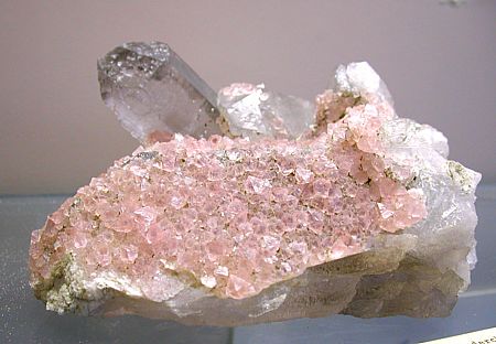 Fluorit, rosafarbene, durchsichtige Oktaederchen auf Bergkristall, Göscheneralp UR| B: ca. 12 cm [15402]