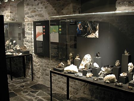 Vitrinen I, Im ersten Raum sind Exponate von Maderanertal, Fellital, Wallis, Gotthard und Tessin ausgestellt.