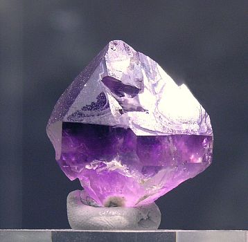 Dunkler Amethyst| H: 2cm; F: Bieligertal (VS); Coll. Olivier Roth (Bülach)  