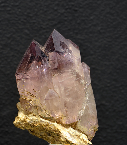 Amethyst auf Matrix| H: 7cm; F: Binntal, VS; Sammlung: Maria und Turi Walker. 