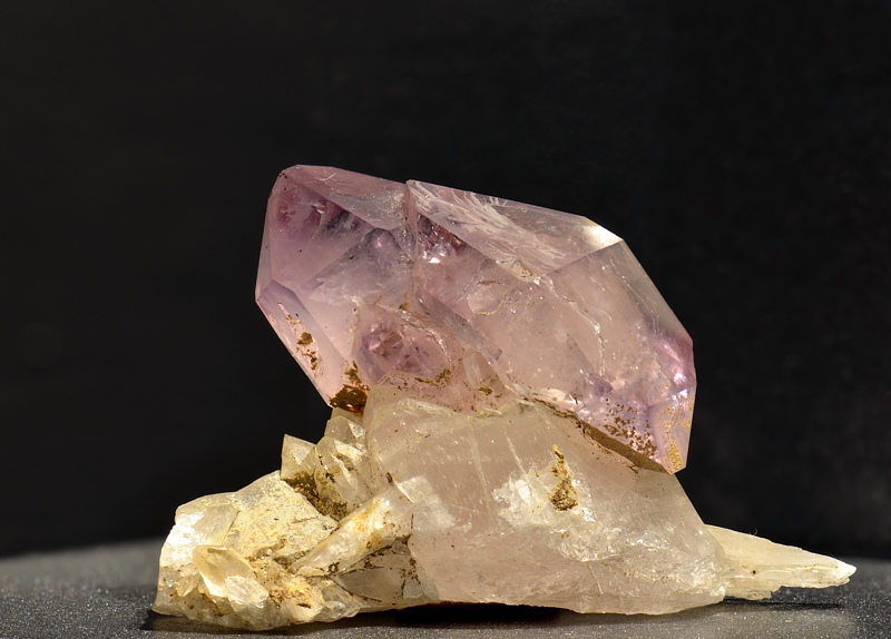 Amethyst-Doppelender auf hellem Quarz| B: 7cm; F: Binntal, VS; Sammlung: Maria und Turi Walker. 