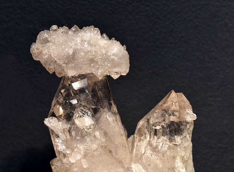 Bergkristall mit 'Kappe'| H: ca. 10cm; F: Grimsel, BE; Sammlung: Bruno Schaub. 