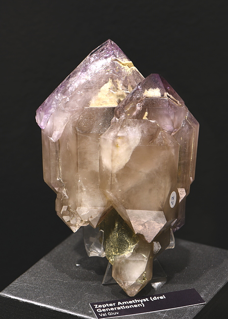 Zepteramethyst (drei Generationen)| H: ca. 12 cm; F: Val Giuv; Sammlung: Conrad Berther