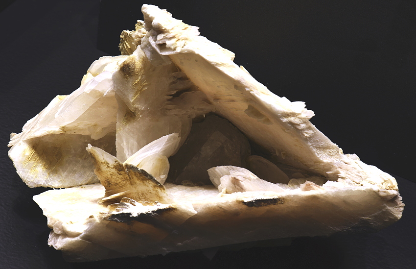 Calcit und Bergkristall| B: ca. 16 cm; F: Lötschental; Sammlung: Ruedi Liechti
