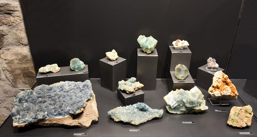 Vitrine mit grünen und blauen Fluoriten-| F: hauptsächlich Alpstein, AI/AR/SG/GR; aus der Sammlung Peter Kürsteiner