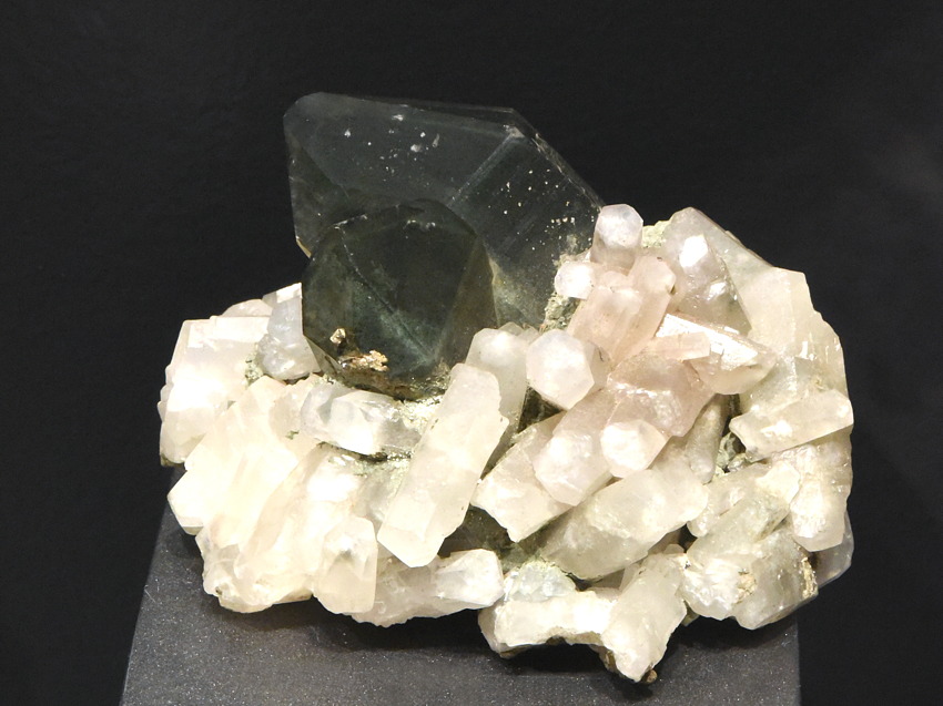 Phantomquarz mit Calcit (Fälschung)| Der Quarz stammt aus der Schynschlucht, die Calcite aus der Göscheneralp. B: 11 cm; F: 'Schynschlucht, GR'; Sammlung: Valentin Sicher