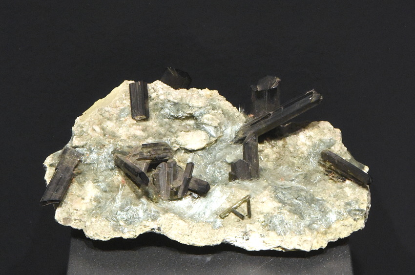 Epidot und Amiant (Fälschung)| Die Epidote und der Amiant sind echt (von der Knappenwand, Ö) und wurden auf ein Muttergestein vermutlich aus dem Maderantertal oder Teiftal (UR) montiert. B: 11 cm; F: 'Habachtal (Ö)'; Sammlung: Valentin Sicher