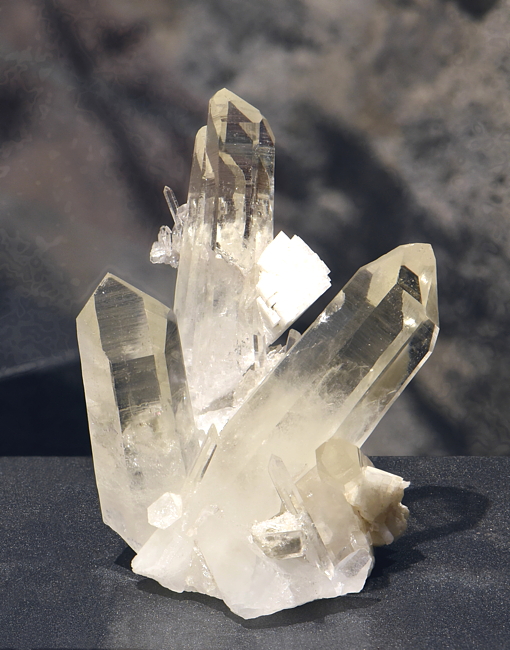 Bergkristallgruppe mit Dolomit| H: 7 cm; F: Calanda, GR; Sammlung: Franco Isepponi