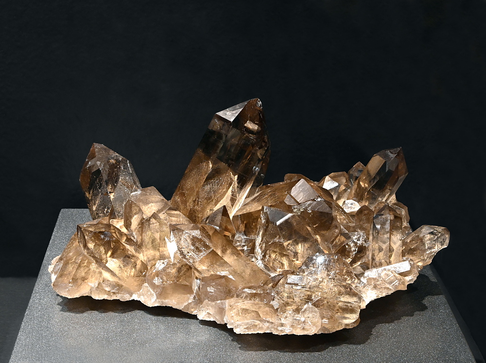 Rauchquarz-Stufe mit Gwindel| B: 14 cm; F: Göscheneralp, UR; Sammlung: Karl, Michael und Hansruedi Tresch