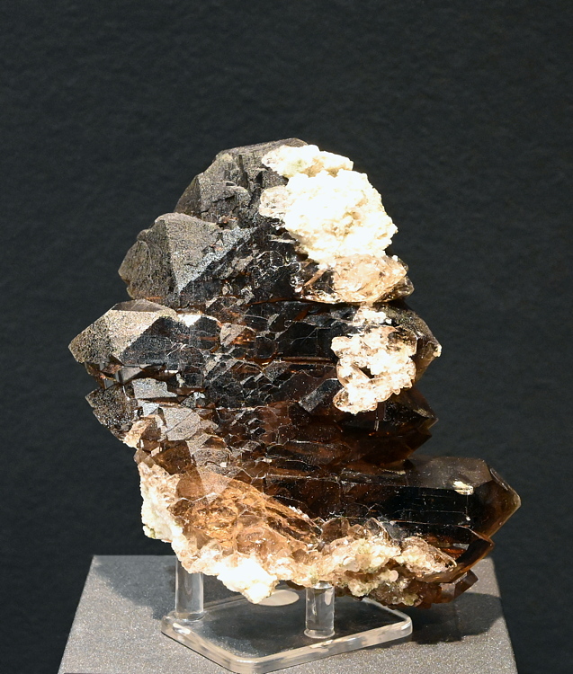 Rauchquarz-Stufe mit Gwindel mit Adular und Chlorit| H: 10 cm; F: Göscheneralp, UR; Sammlung: Karl, Michael und Hansruedi Tresch