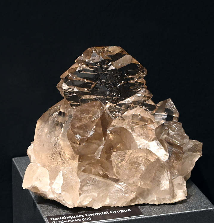 Rauchquarz-Gwindel-Gruppe| H: 8 cm; F: Göscheneralp, UR; Sammlung: Paul Epp