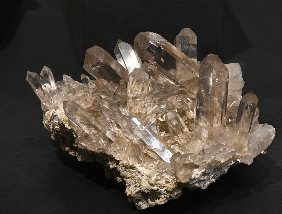 Bergkristallgruppe auf Matrix| B: 16 cm; F: Maderanertal, UR; Sammlung: Sepp Tresch †