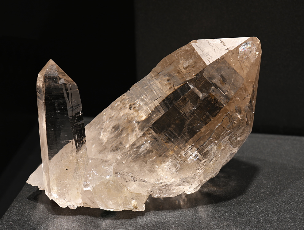 helle Bergkristallgruppe (Übergangshabitus)| B: 12 cm; F: Val Cadlimo, TI; Sammlung: Beni Matter