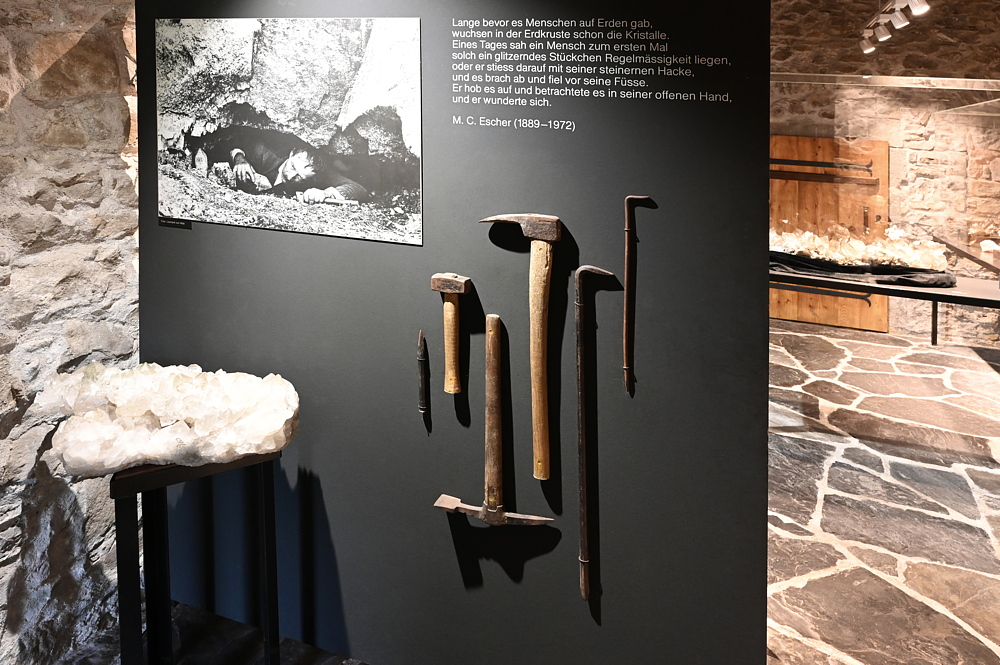 Im ersten Ausstellungsraum sind alte Strahlerwerkzeuge ausgestellt| 