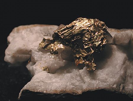 Gefaltete Goldblätter| BB: 7.5 cm; Cederbeac Mine, CA, USA. (Harvard Mineralogical Museum)