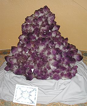 Riesige Amethystgruppe| in der Eingangshalle; H: 100 cm; Fundort: Santa Cruz, Bolivien