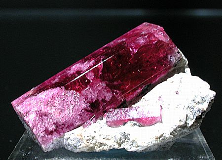 Roter Beryll| LK: 2.4 cm; Fundort: Wah Wah Mountains, Utah, USA;