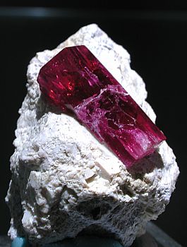 Roter Beryll| LK: 1.8 cm; Fundort: Wah Wah Mountains, Utah, USA;