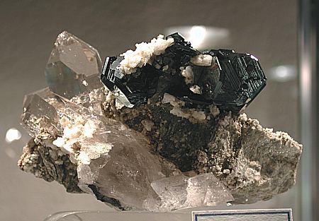 Hämatit, Quarz| B: 12 cm; Fundort: Cavradischlucht, GR, Schweiz;