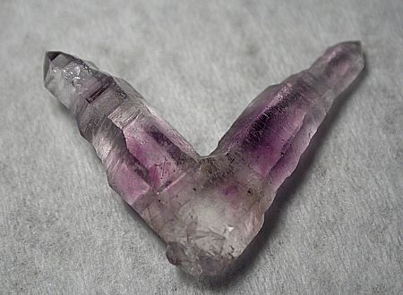 Amethyst-Szepter-Japanerzwilling| B: 2.5 cm; Fundort: Andilamena, Tamatave, Madagaskar;