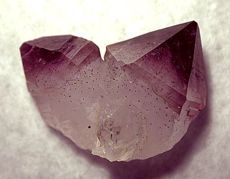 Amethyst-Szepter-Japanerzwilling| B: 3 cm; Fundort: Andilamena, Tamatave, Madagaskar;