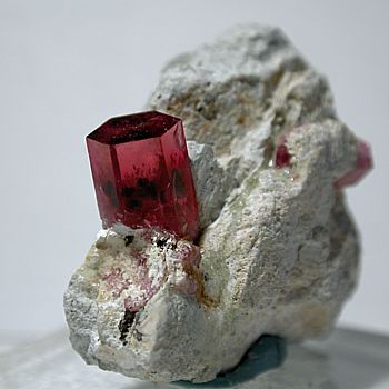 Roter Beryll| LK: 0.6 cm; Fundort: Wah Wah Mountains, Utah, USA;