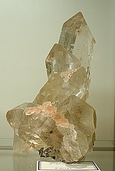 Super Quarzgruppe mit aufgewachsenem Rosafluorit| H: 16 cm, Fundort: Schweiz