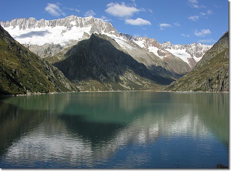 Der Göscheneralp-Stausee mit Dammastock (3630 m.ü.M.) und -Gletscher, im Vordergrund Moosstock (2611 m.ü.M.)