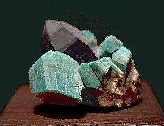 Amazonit von Lake George, Park County, Colorado. Diese Stufe trägt gut ausgebildete Amazonite und einen unbeschädigten Rauchquarz. Die Breite der Stufe is ca. 8 cm.