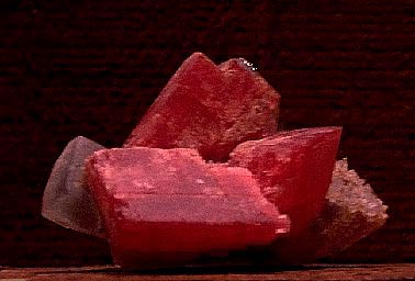 Rhodochrosit von Ceresco Ridge - Climax Mine, Colorado. Dieses sonst so seltene Mineral wurde an mehreren Fundstellen in Colorado gefunden. Diese Stufe ist ca. 9 cm breit.